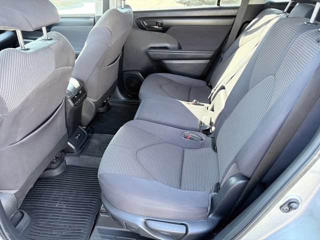 Used 2021 Toyota Highlander LE FWD image 8