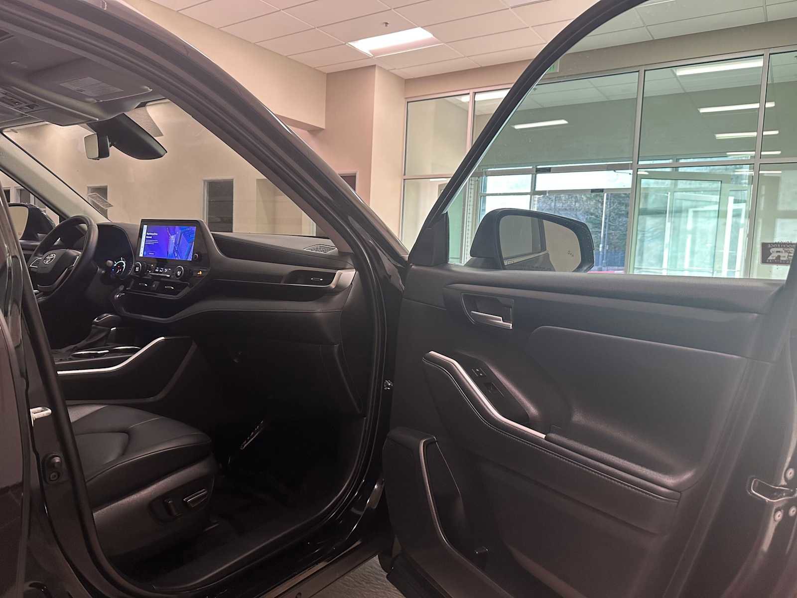 Certified 2025 Toyota Highlander XLE image 29