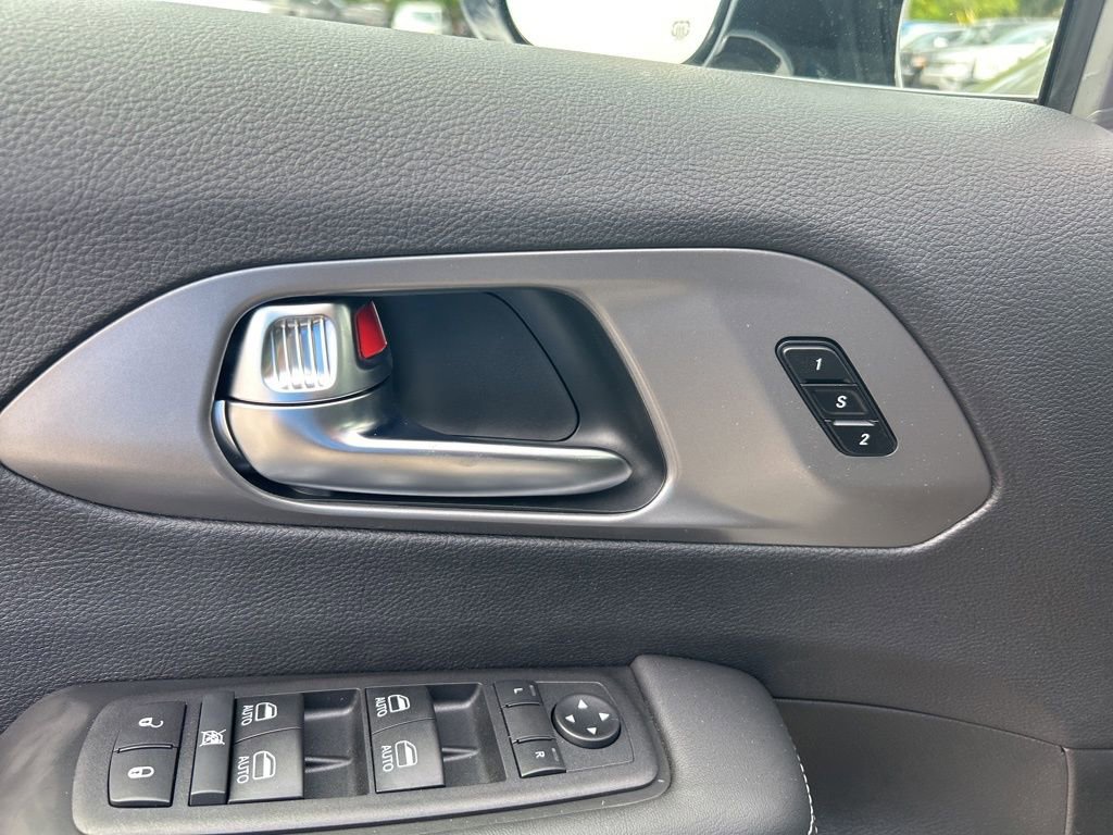 New 2025 Chrysler Pacifica Select image 36