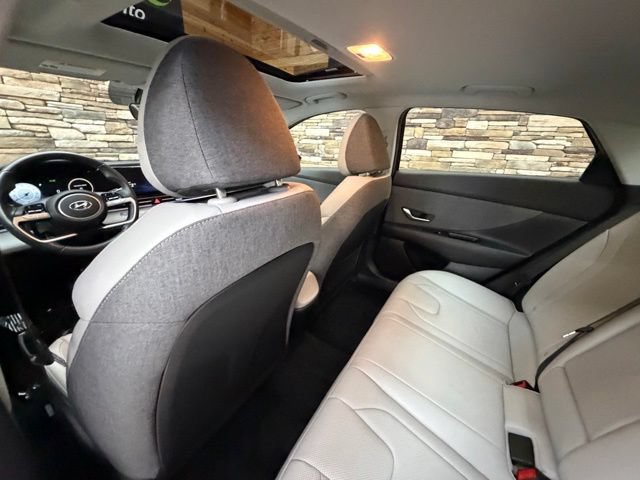 Used 2023 Hyundai Elantra Limited w/ Preferred Accessory Package FWD image 33