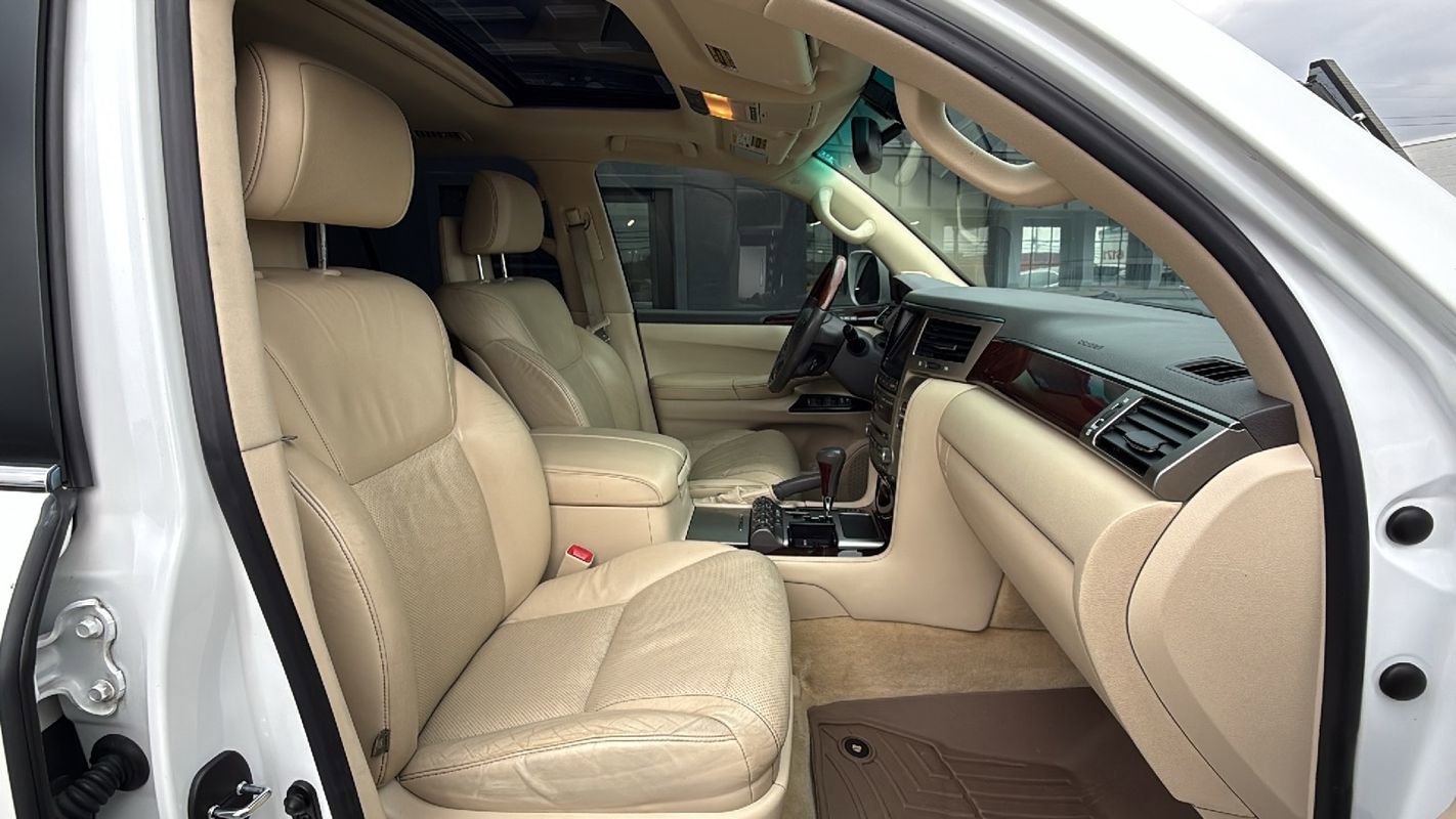 Used 2013 Lexus LX 570 4WD w/ Luxury Pkg image 19