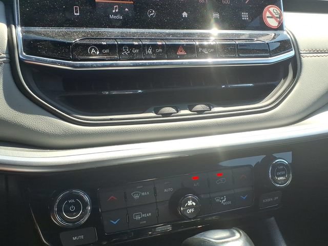 Used 2025 Jeep Compass Limited AWD/4WD image 17