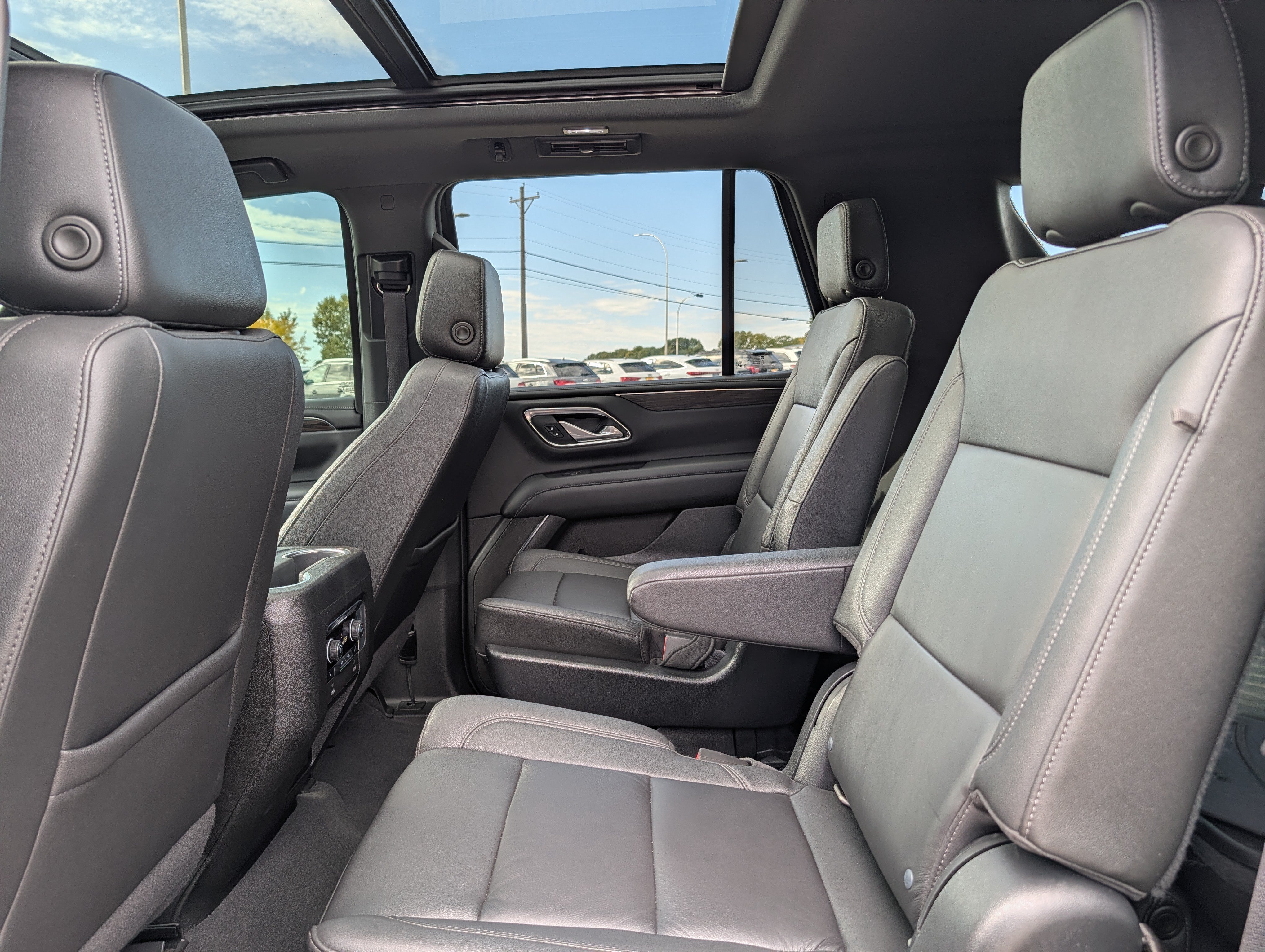 Used 2022 Chevrolet Tahoe LT w/ Luxury Package AWD/4WD image 21