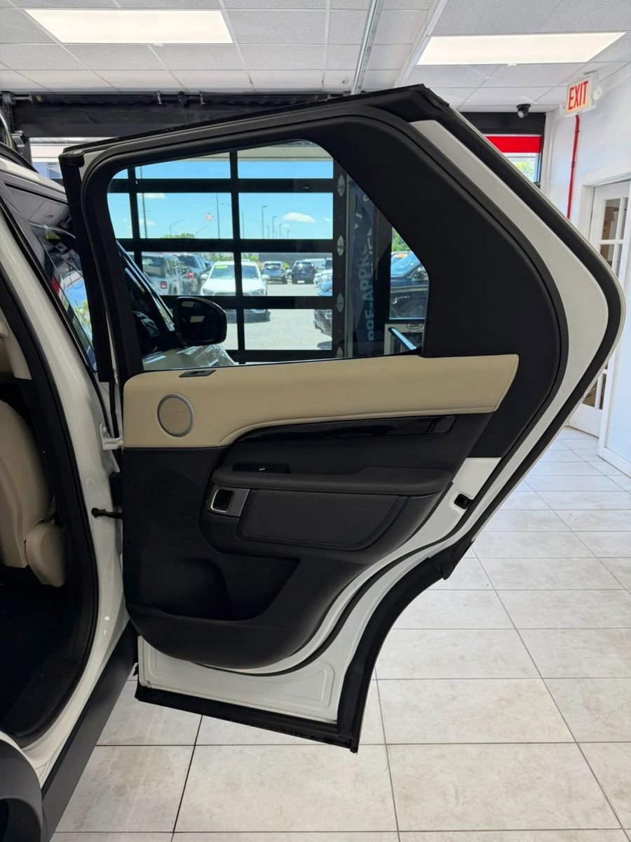 Used 2020 Land Rover Discovery SE AWD/4WD image 23