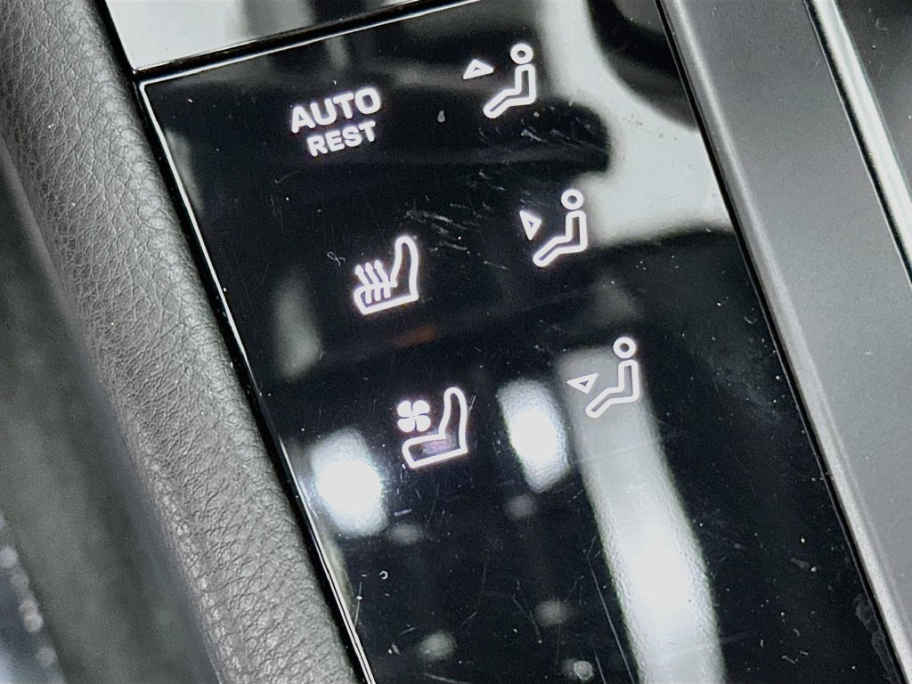Certified 2024 Porsche Macan AWD/4WD image 23