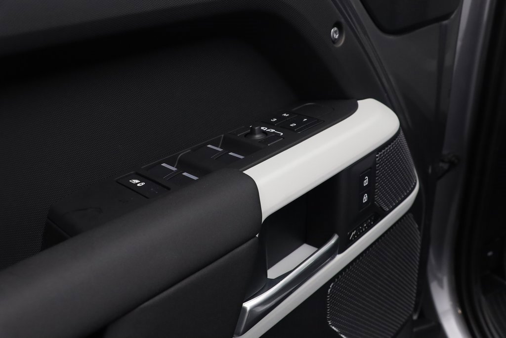 New 2024 Land Rover Defender 110 SE image 8