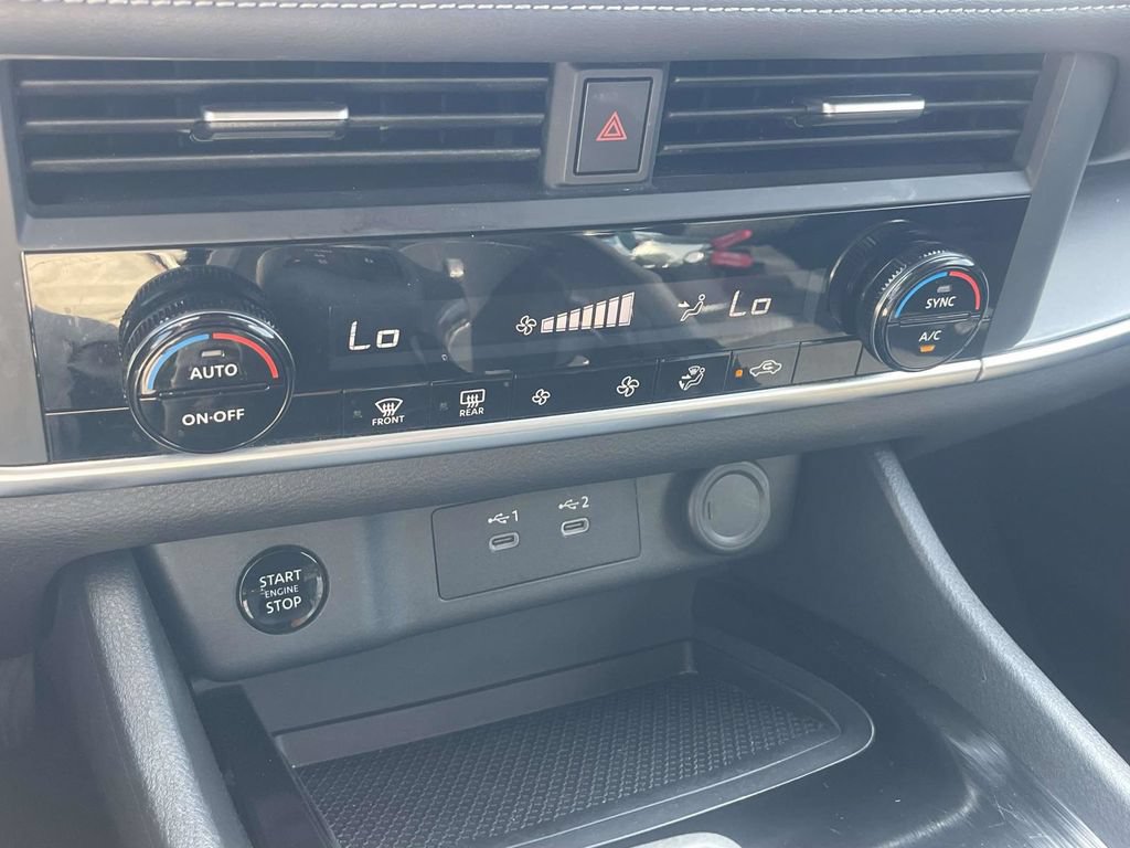 Used 2025 Nissan Rogue SV FWD image 29