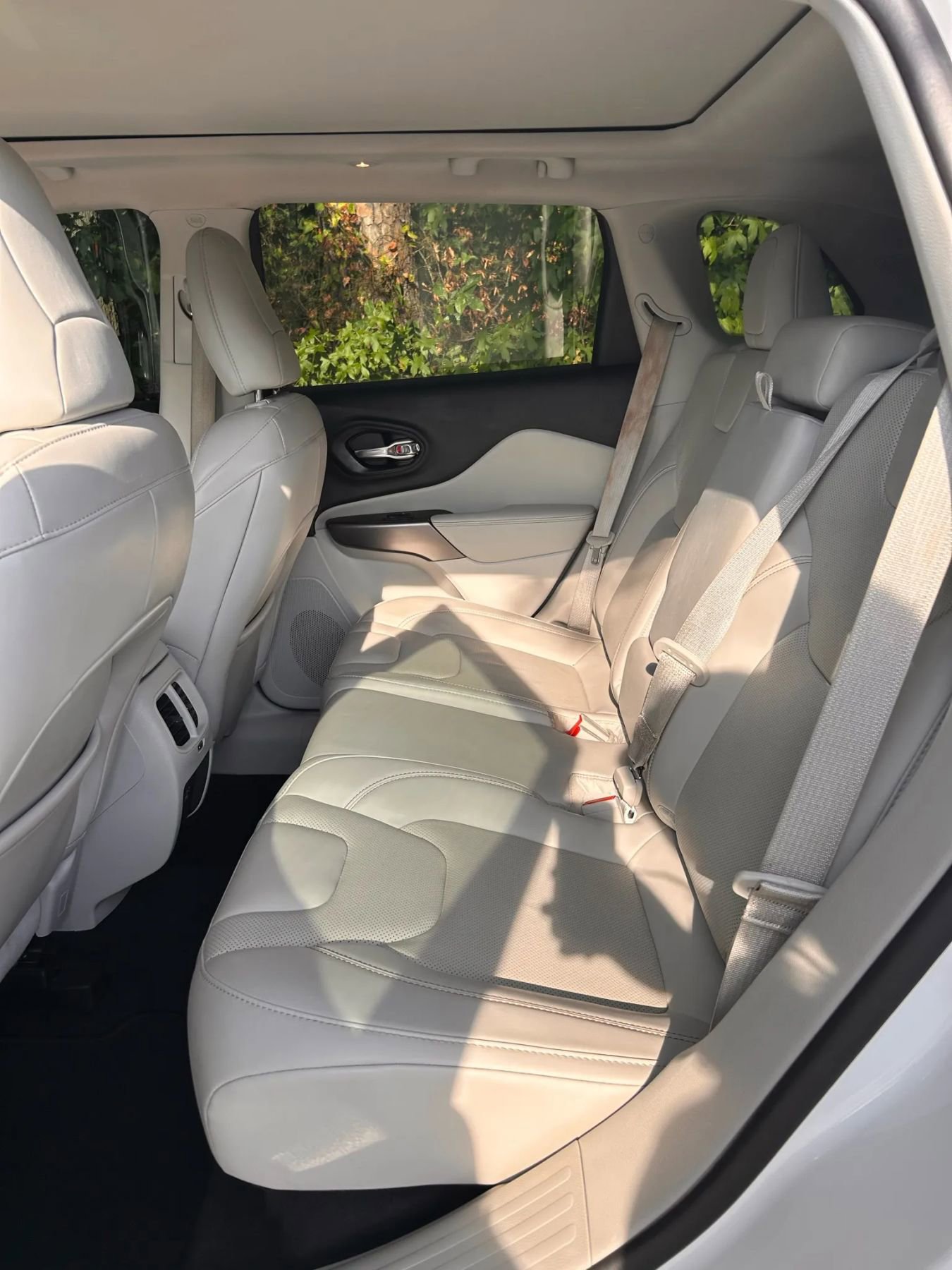 Used 2021 Jeep Cherokee Latitude Lux w/ Sun & Sound Group image 5