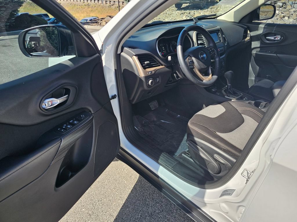 Used 2017 Jeep Cherokee Sport AWD/4WD image 26