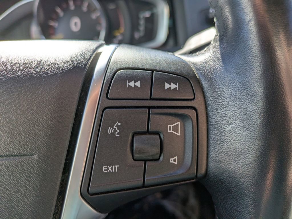 Used 2018 Volvo V60 T5 Cross Country image 26
