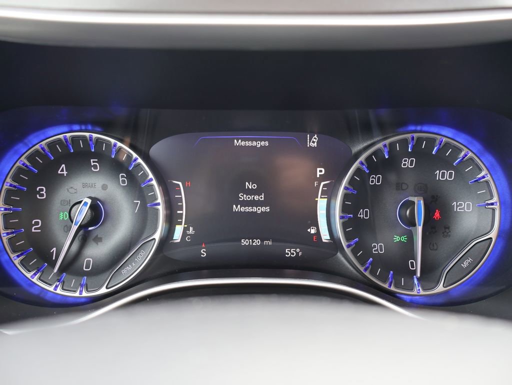 Used 2023 Chrysler Pacifica Touring-L image 2