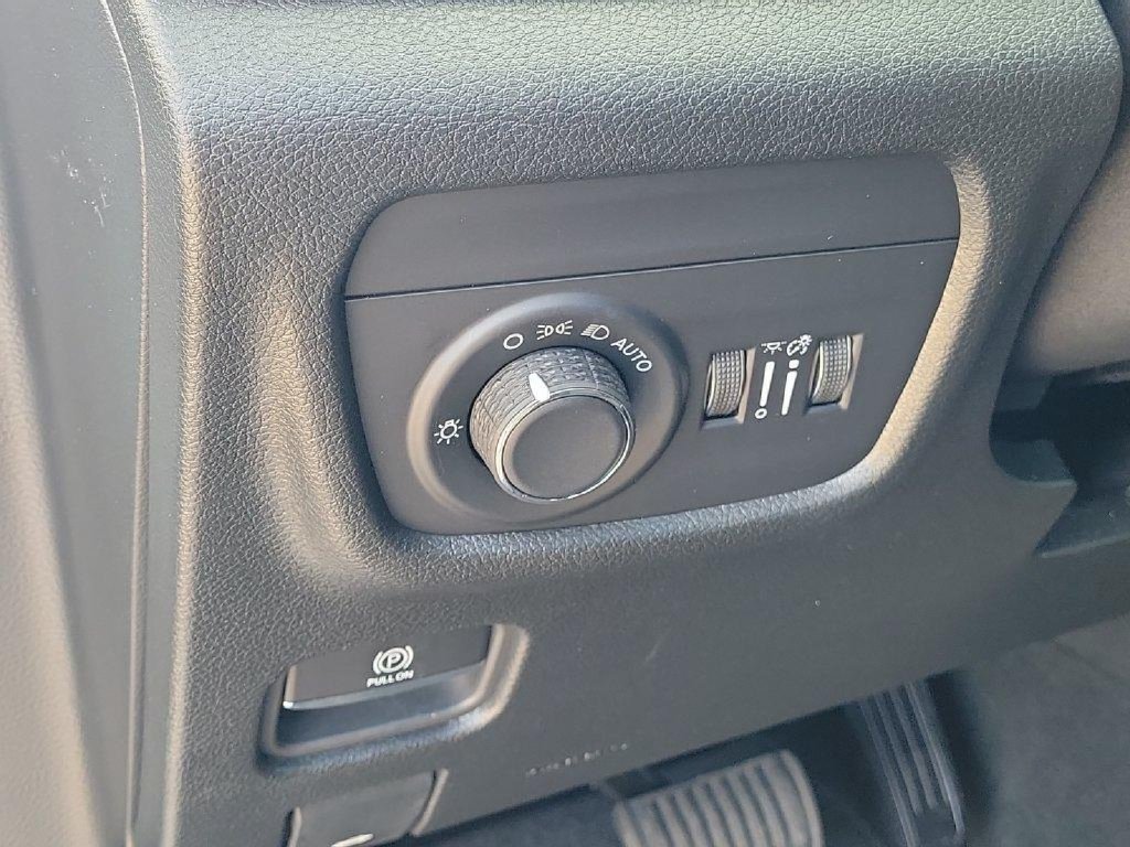 Used 2025 Jeep Grand Cherokee Laredo RWD image 23
