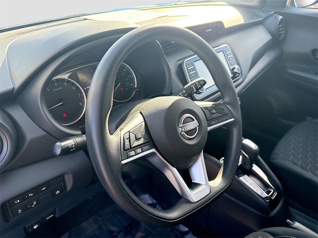 Used 2022 Nissan Kicks S image 9