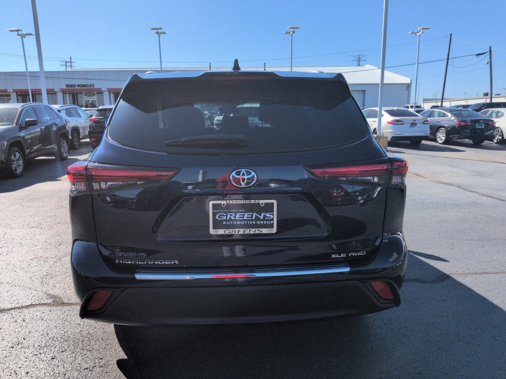 Certified 2022 Toyota Highlander XLE AWD/4WD image 4