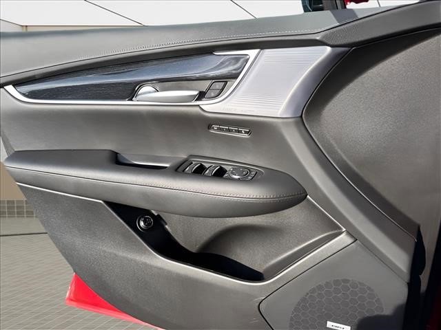 Used 2025 Cadillac XT5 Premium Luxury w/ Technology Package AWD/4WD image 24