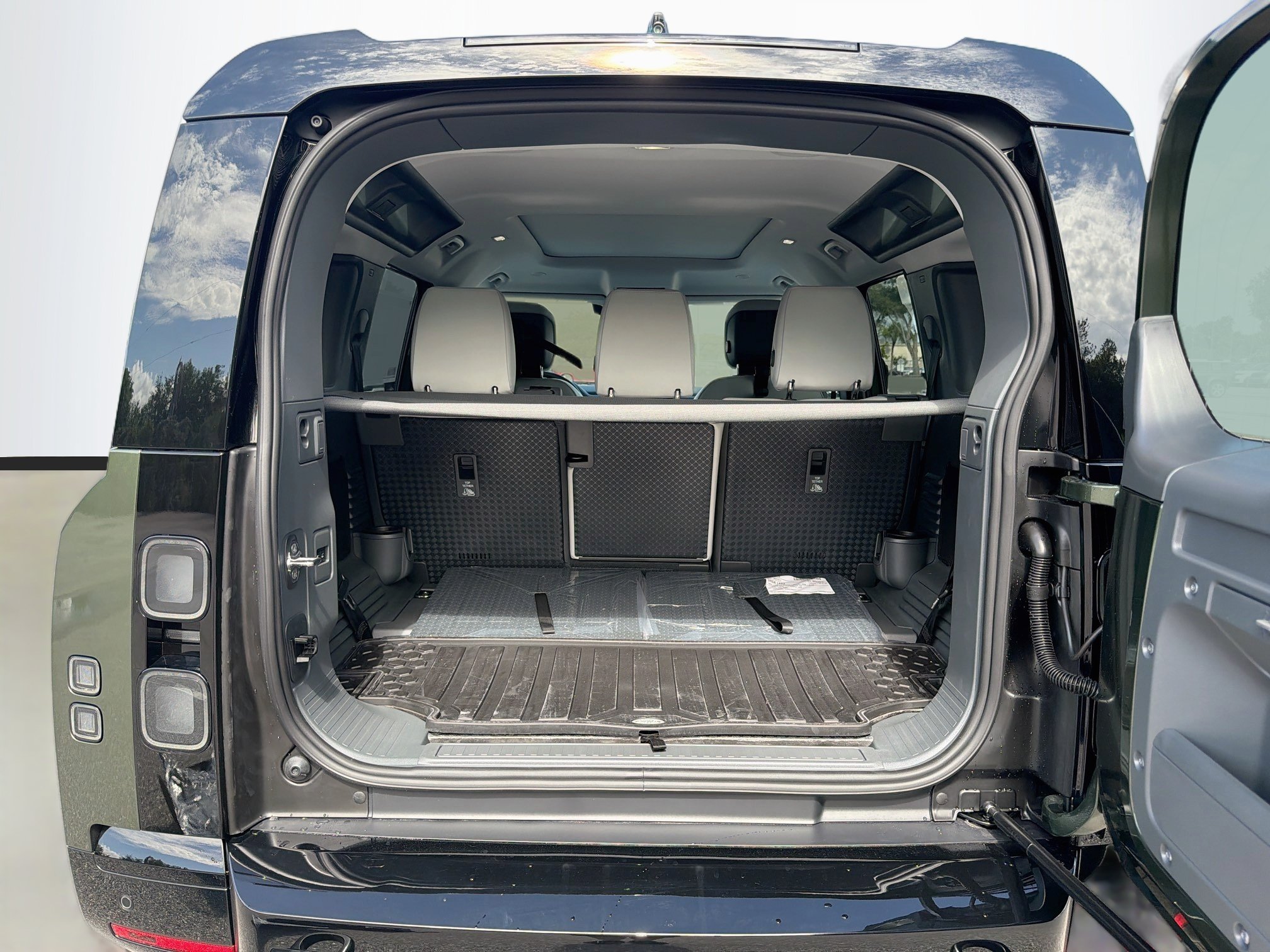 New 2026 Land Rover Defender 110 X-Dynamic SE AWD/4WD image 12