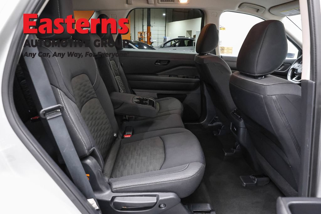 Used 2025 Nissan Pathfinder SV FWD image 25