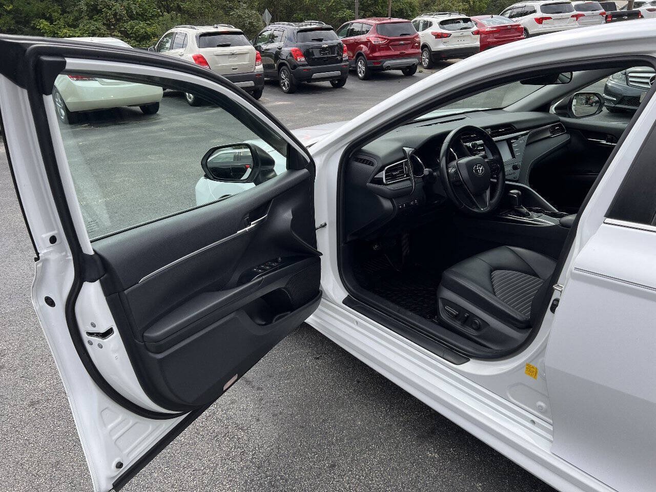 Used 2019 Toyota Camry SE FWD image 11