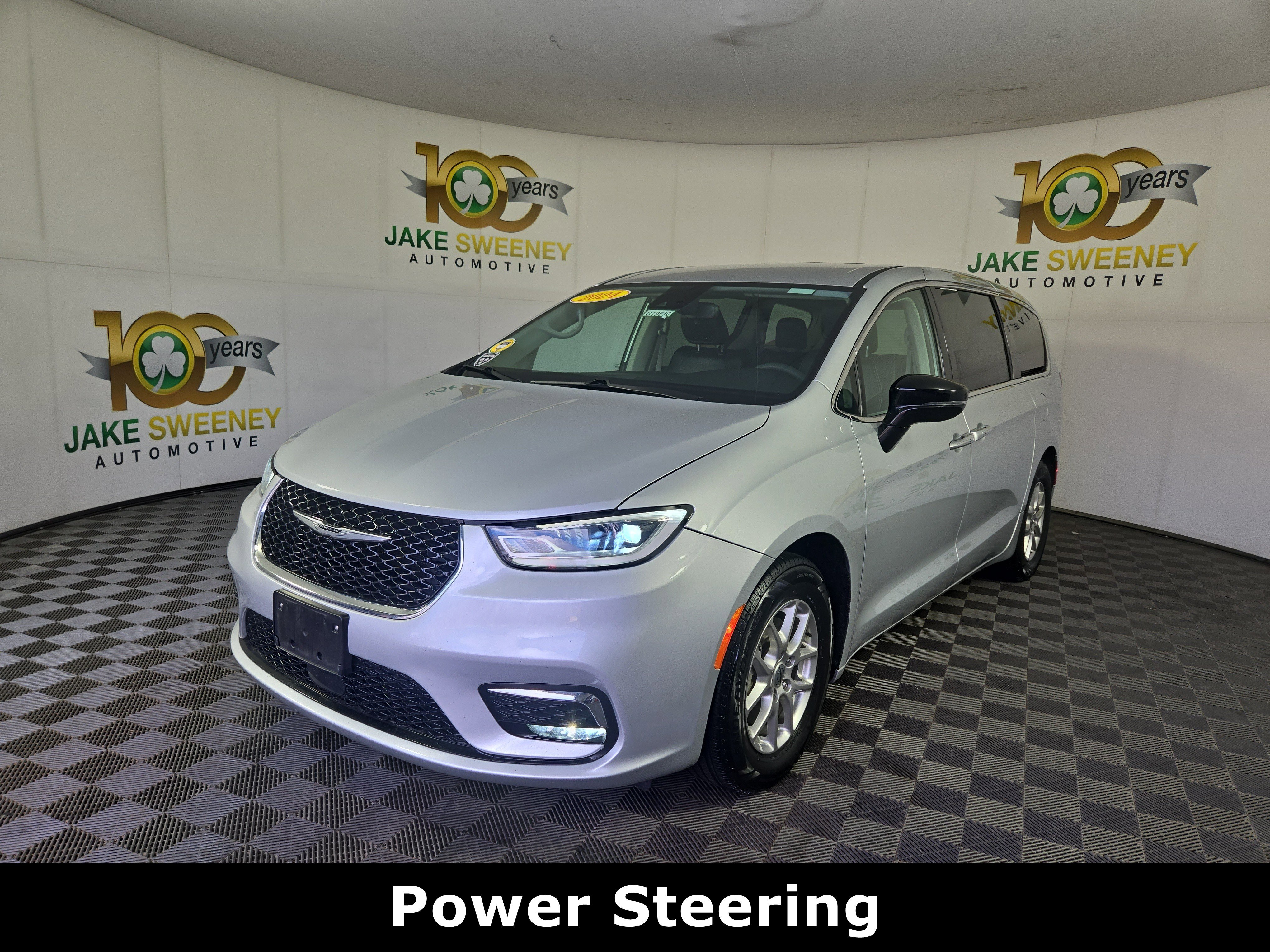 Used 2024 Chrysler Pacifica Touring-L image 3