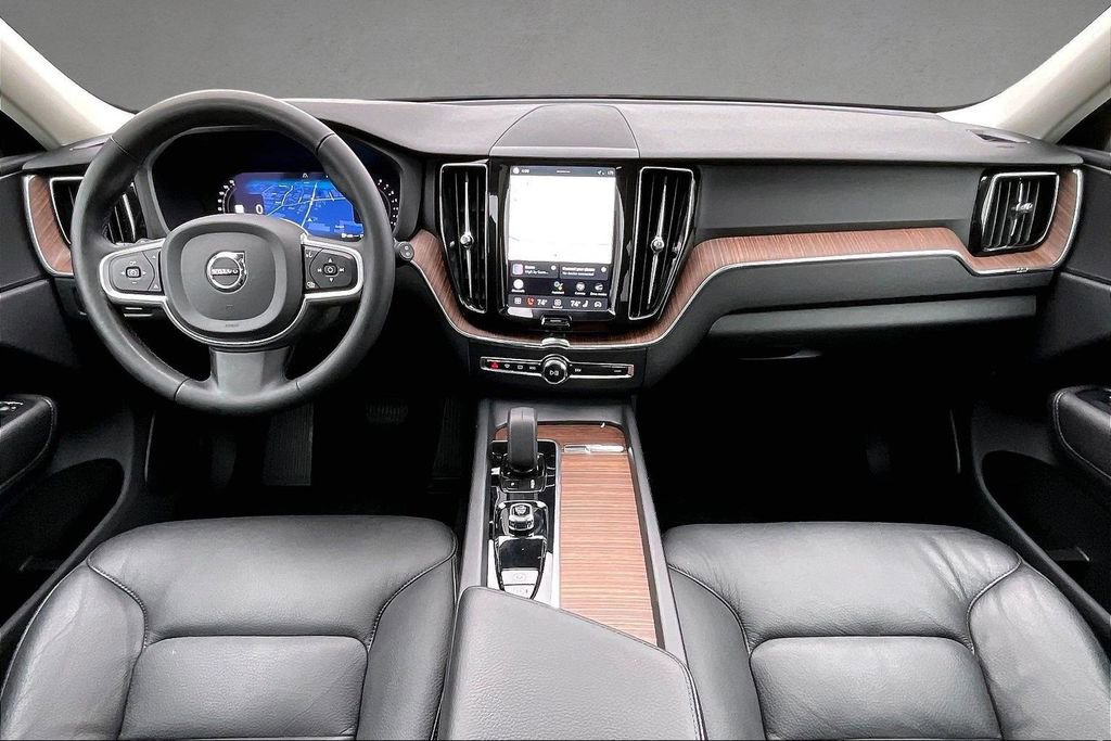 Used 2022 Volvo XC60 B5 Momentum w/ Climate Package image 7