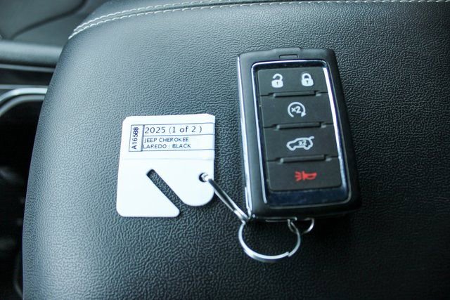 Used 2025 Jeep Grand Cherokee Laredo w/ Luxury Tech Group I AWD/4WD image 29