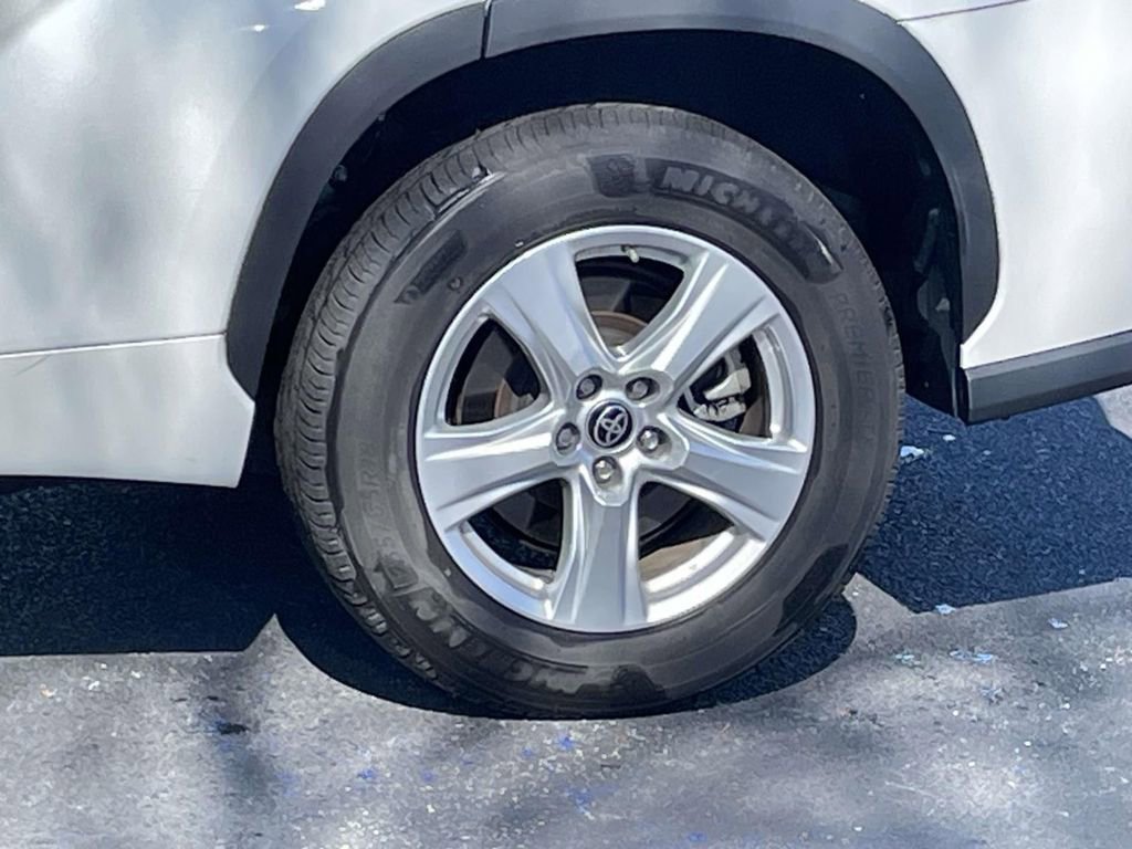 Used 2022 Toyota Highlander LE image 30