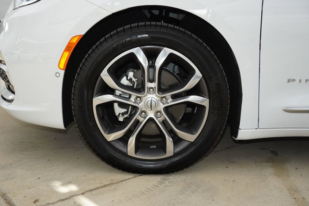 Used 2024 Chrysler Pacifica Pinnacle w/ Trailer Tow Group image 12