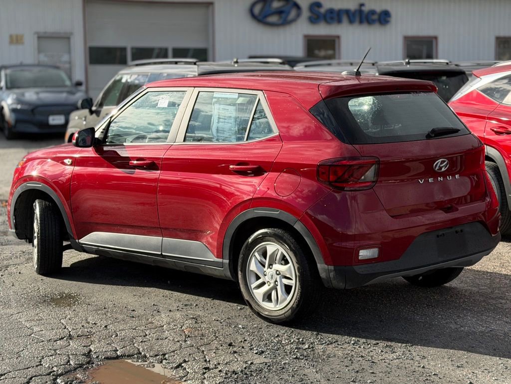Used 2023 Hyundai Venue SE image 3