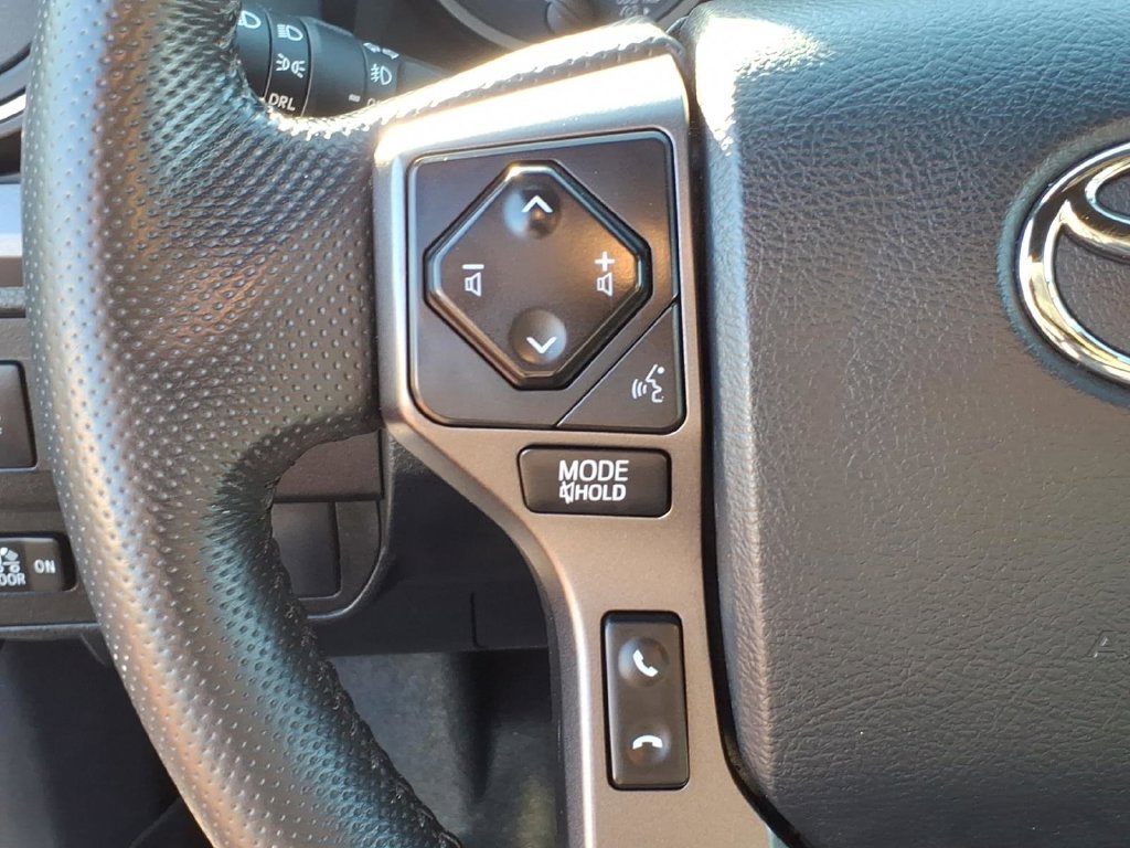 Used 2020 Toyota Tacoma TRD Off-Road w/ Technology Package AWD/4WD image 17