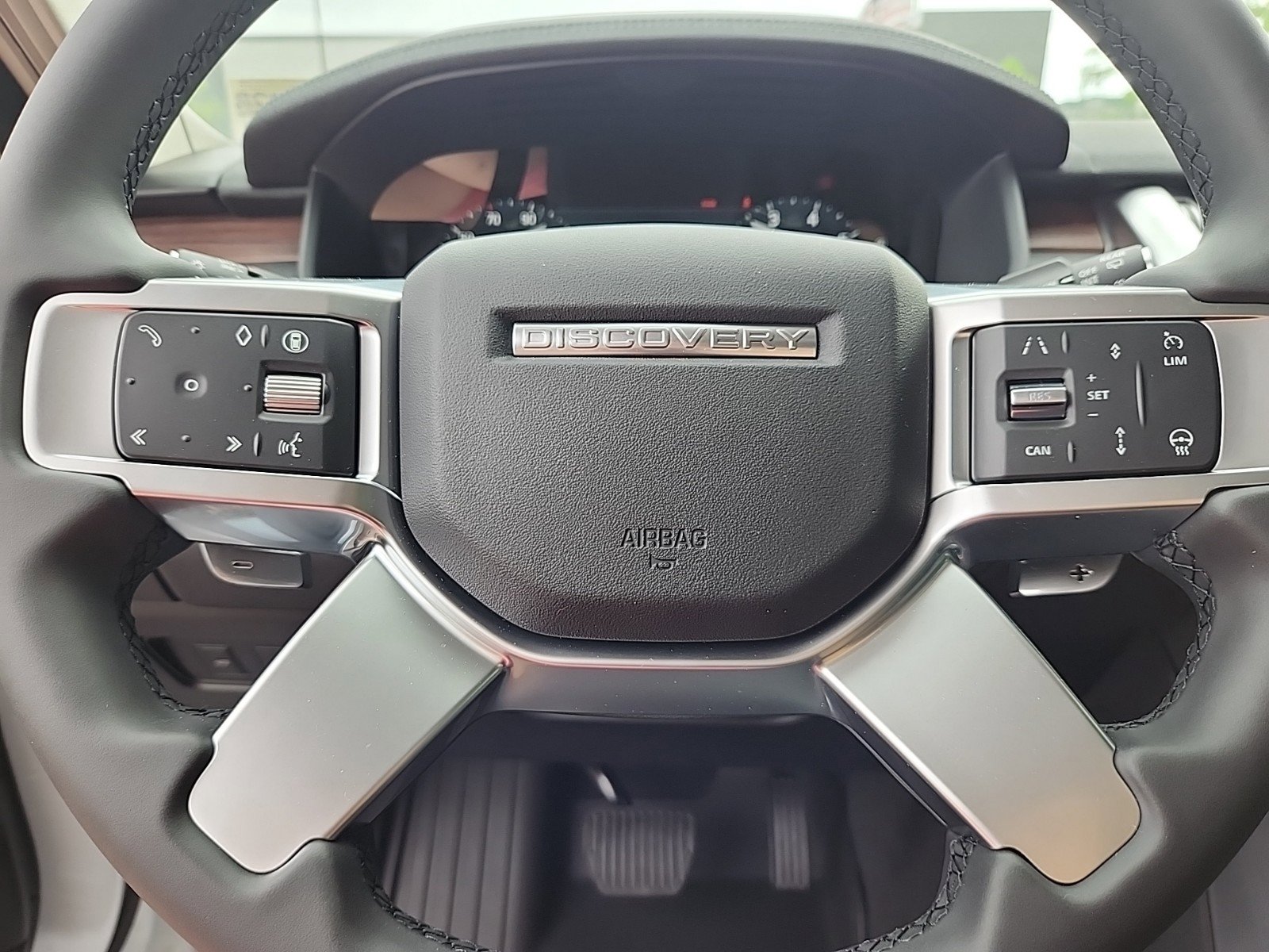 Certified 2024 Land Rover Discovery S image 18