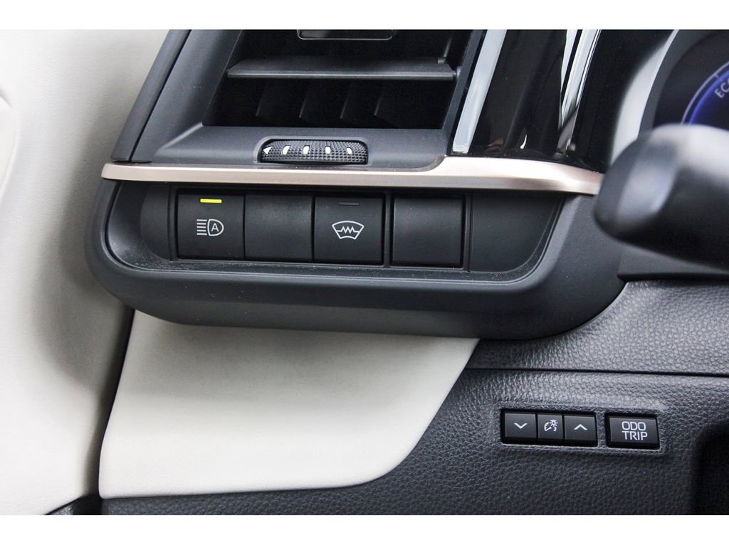 Used 2023 Toyota Crown Limited image 24