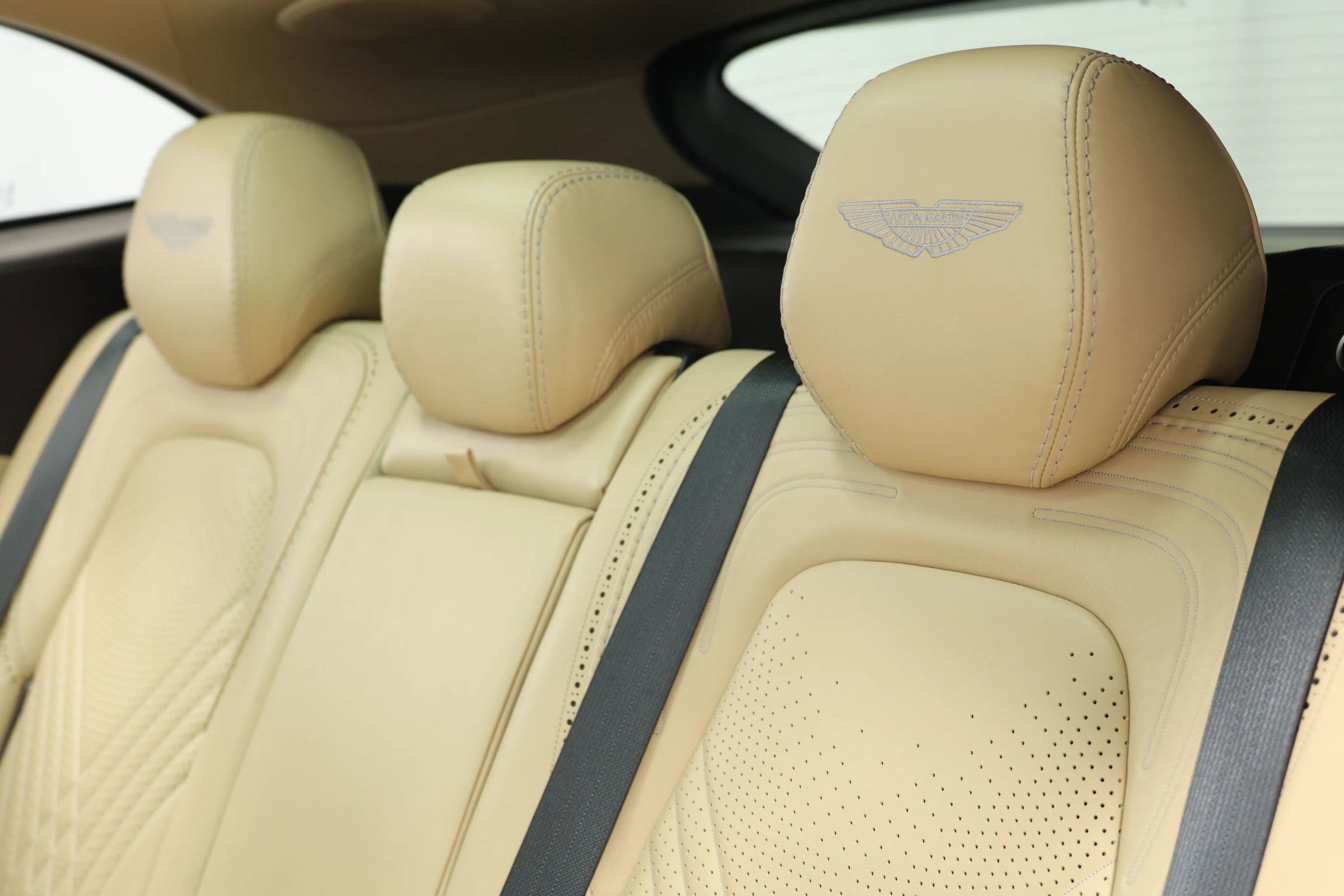 Used 2021 Aston Martin DBX image 54