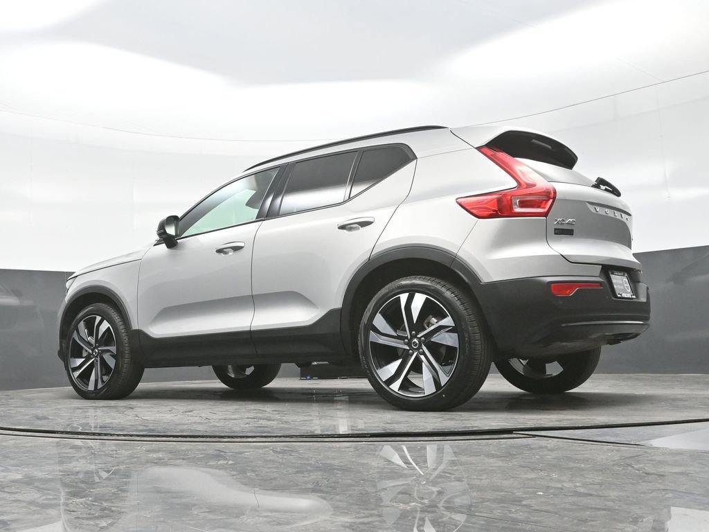 Used 2025 Volvo XC40 B5 Plus image 28