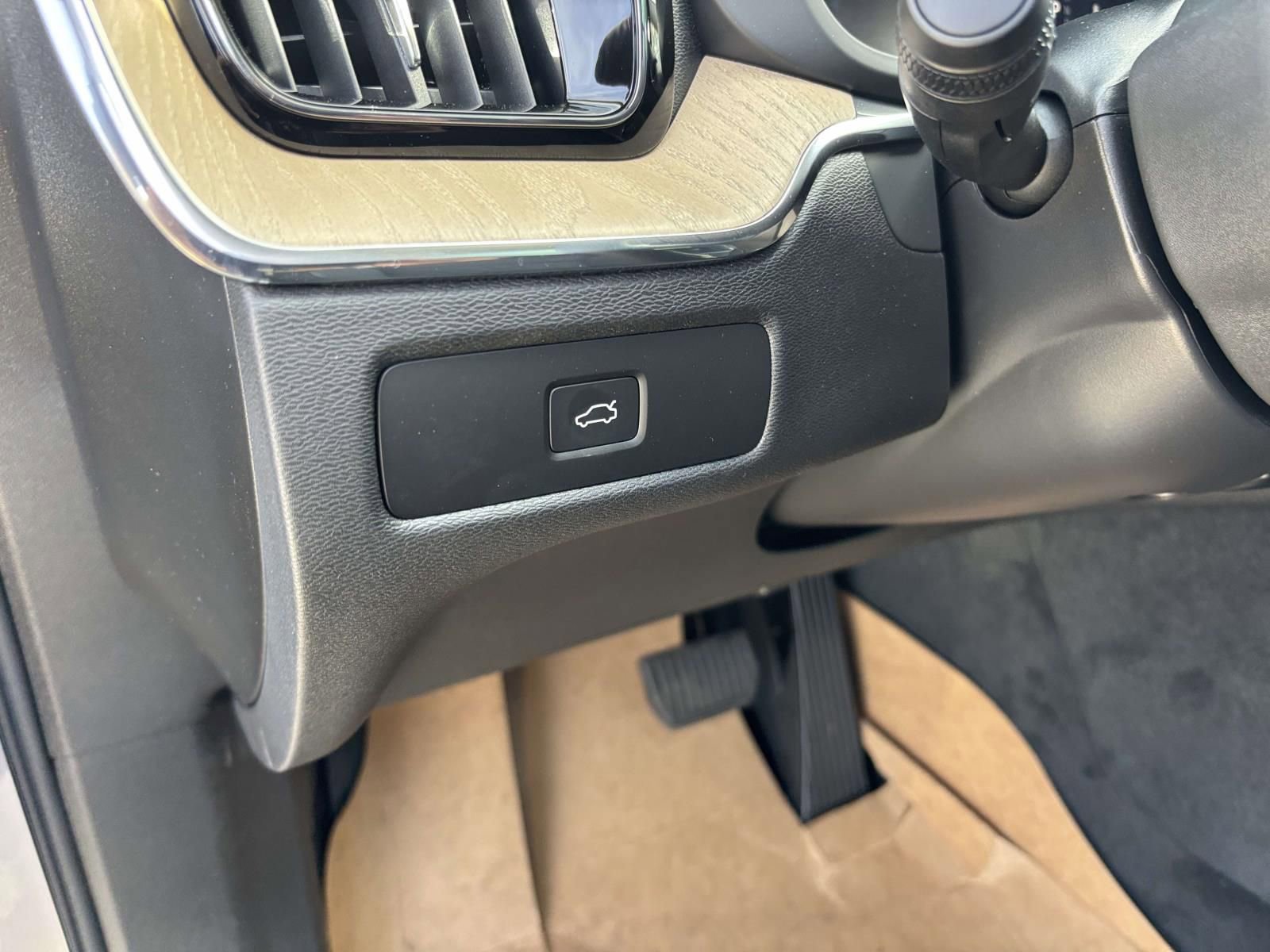 New 2026 Volvo XC60 B5 Plus w/ Protection Package Premier image 14