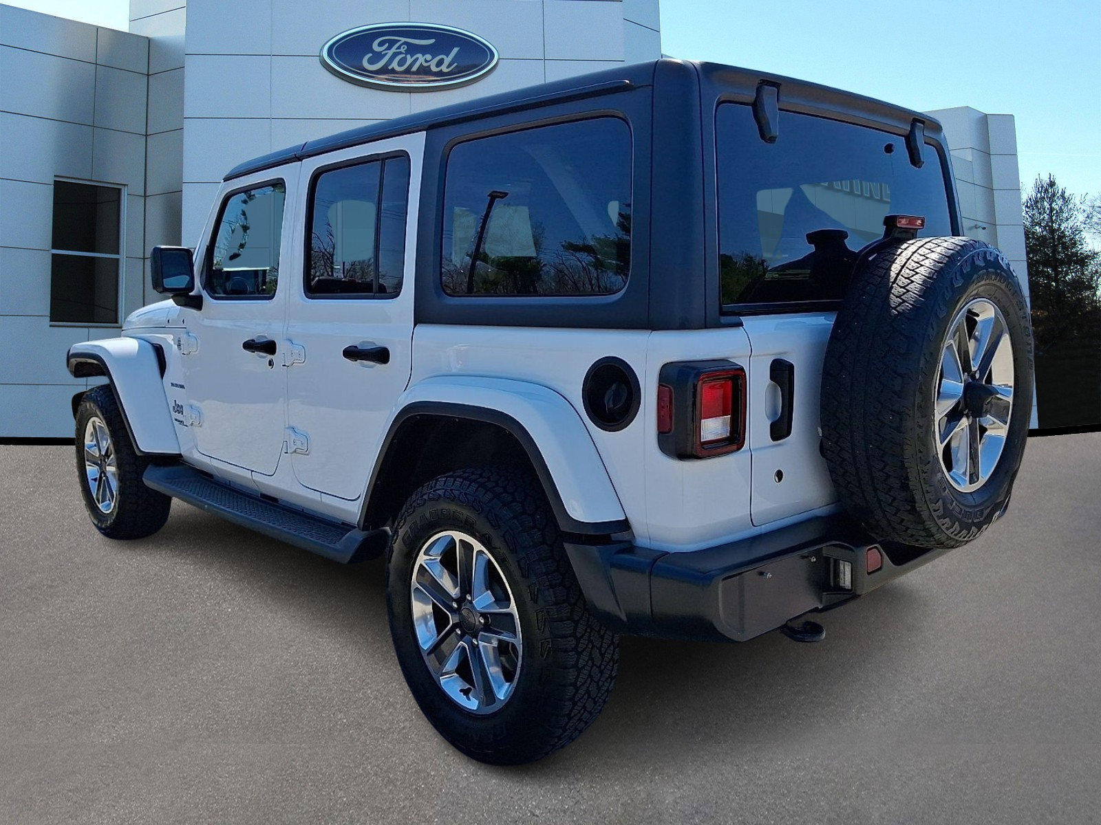 Used 2018 Jeep Wrangler Unlimited Sahara w/ Cold Weather Group AWD/4WD image 5