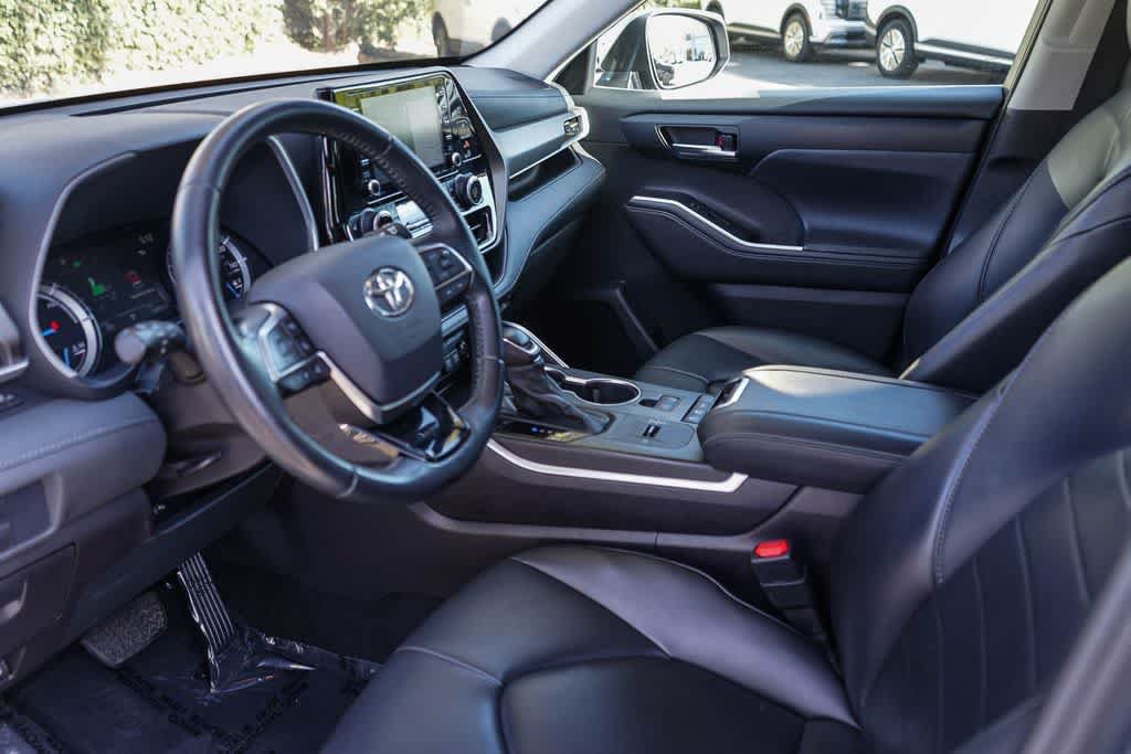 Used 2021 Toyota Highlander XLE AWD/4WD image 19