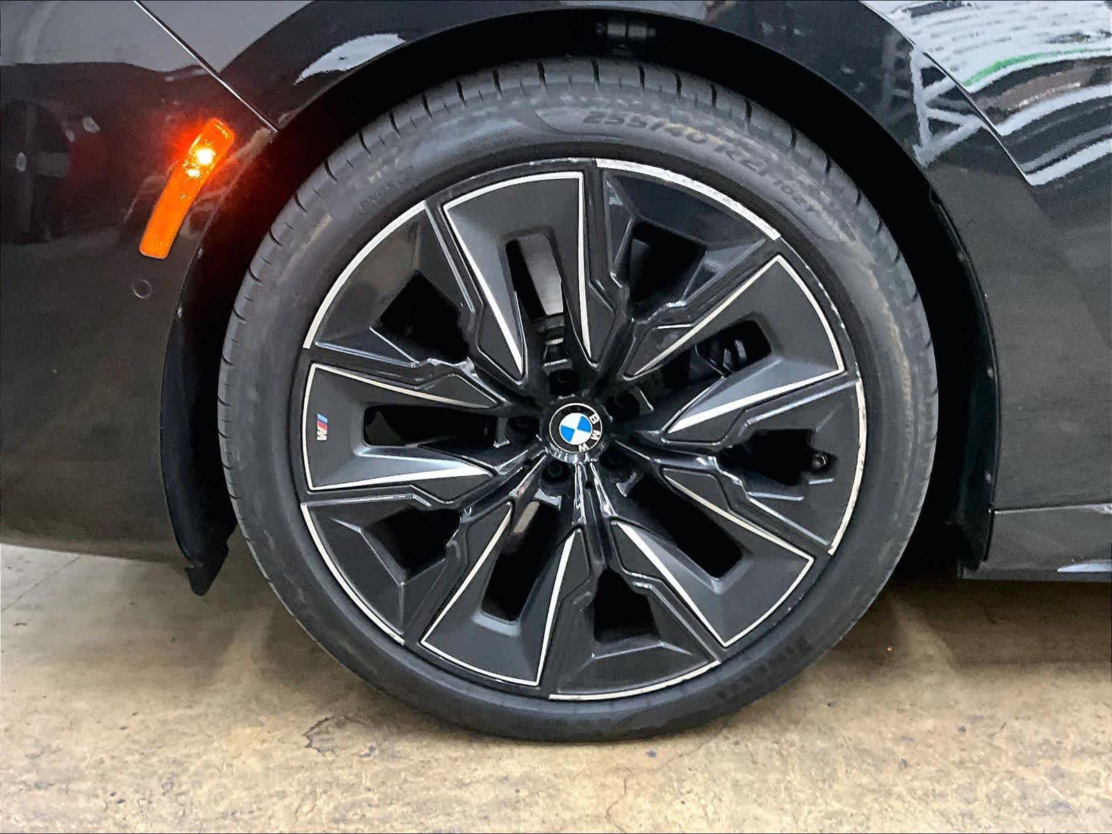 Used 2023 BMW i7 xDrive60 AWD/4WD image 12