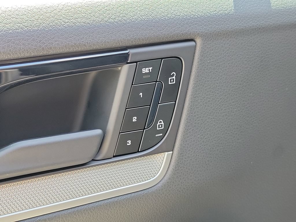 Certified 2025 Porsche Cayenne AWD/4WD image 25