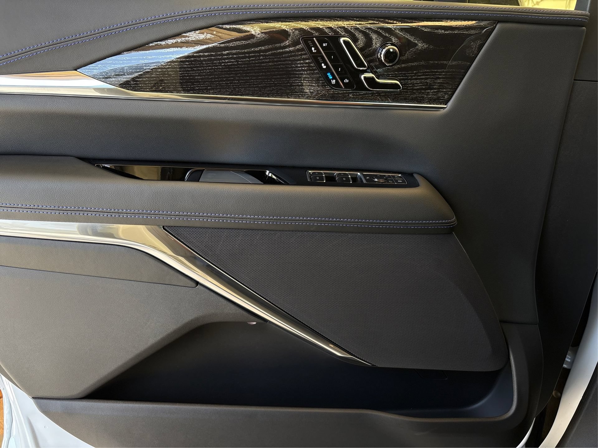 New 2026 Cadillac Escalade IQ Luxury 1 w/ LPO, Etrunk Organizer Package AWD/4WD image 19
