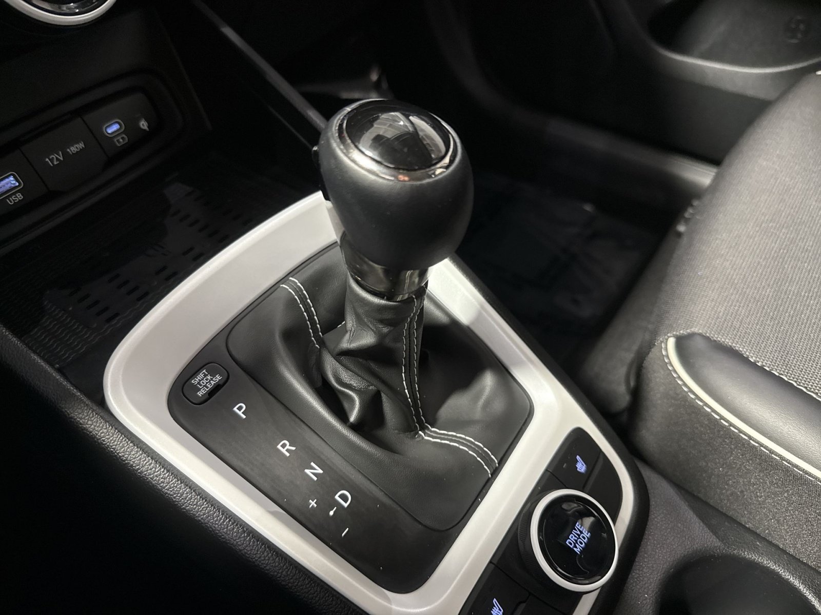 Used 2023 Hyundai Venue Limited FWD image 23