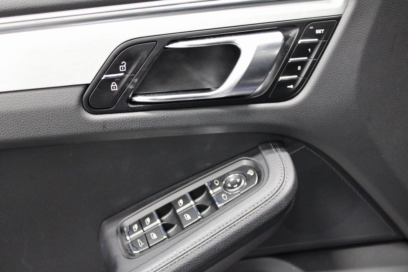 Certified 2025 Porsche Macan image 25