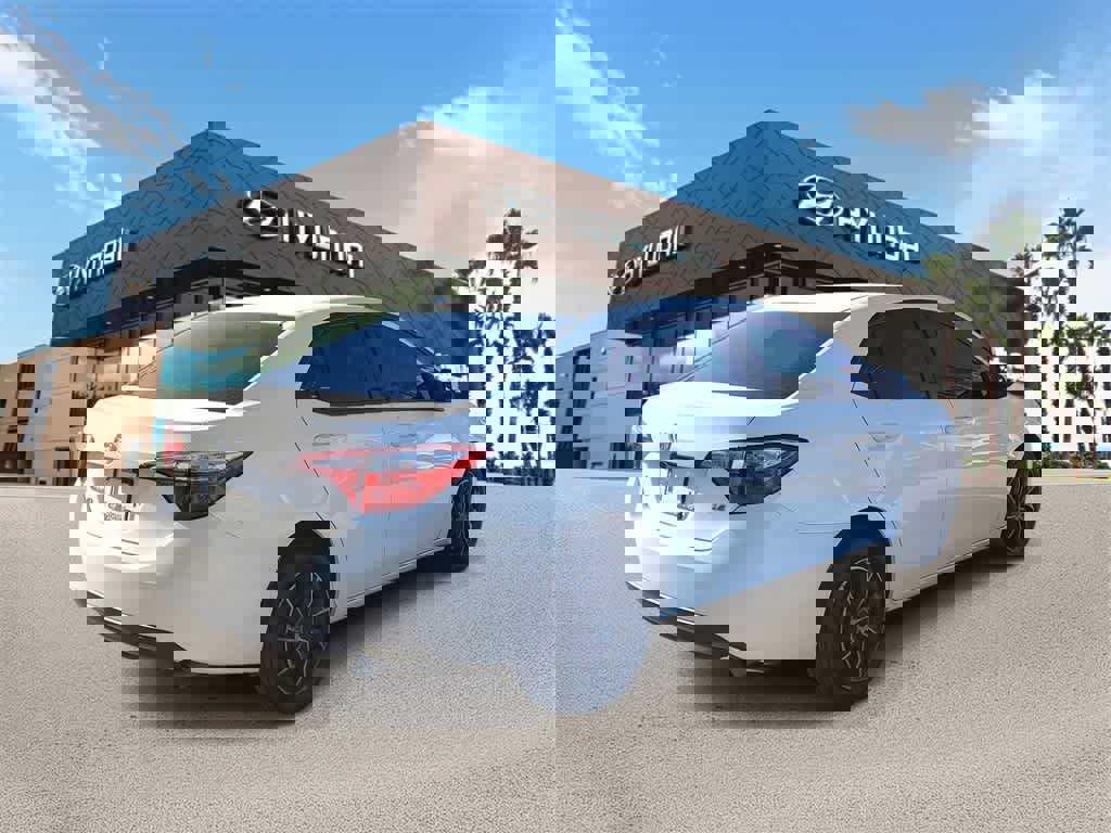 Used 2015 Toyota Corolla LE image 3