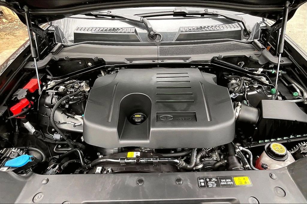 Used 2025 Land Rover Defender 130 X-Dynamic SE AWD/4WD image 31