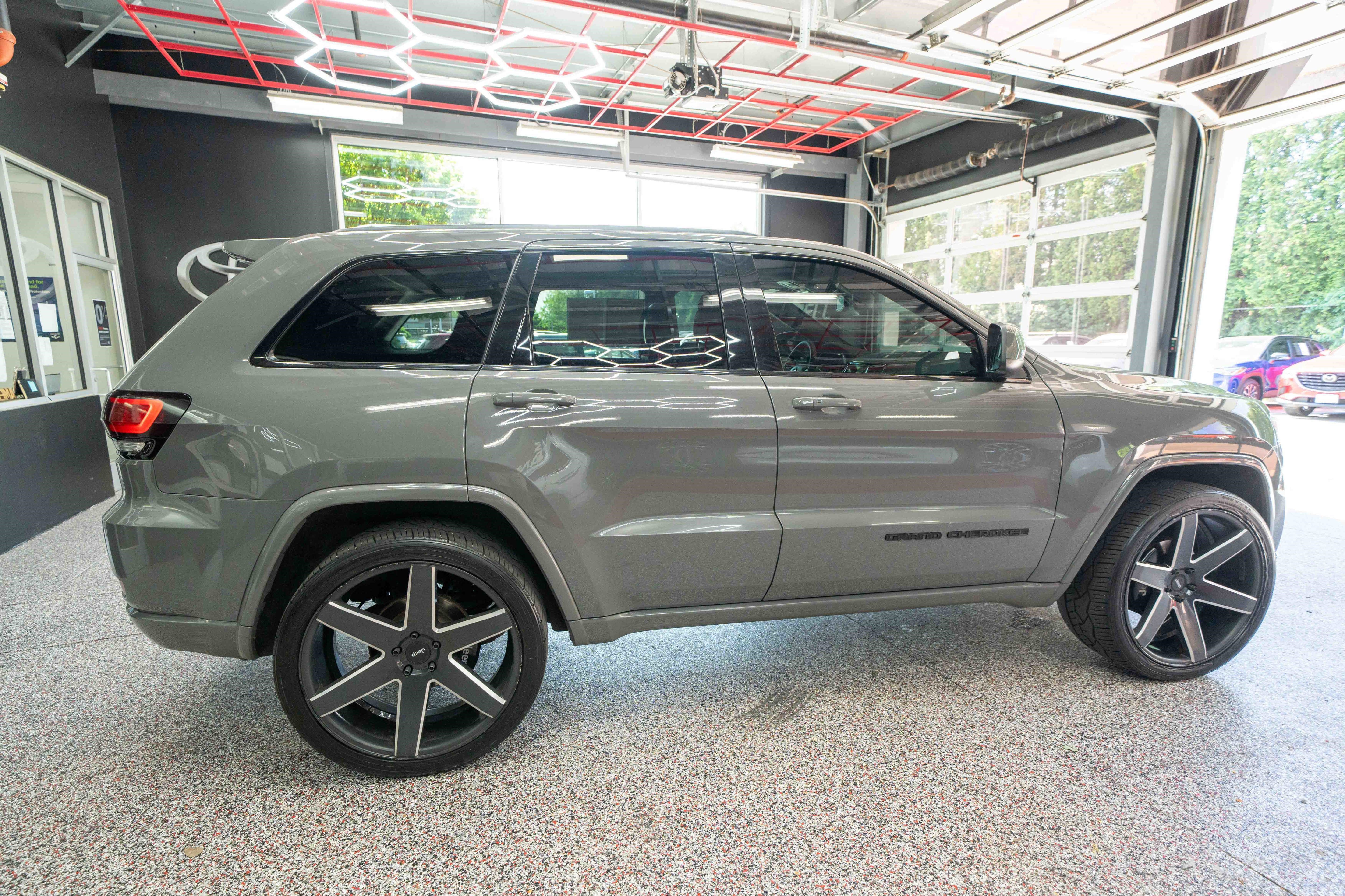 Used 2019 Jeep Grand Cherokee Altitude AWD/4WD image 4
