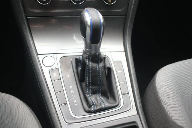 Used 2016 Volkswagen e-Golf SE image 17