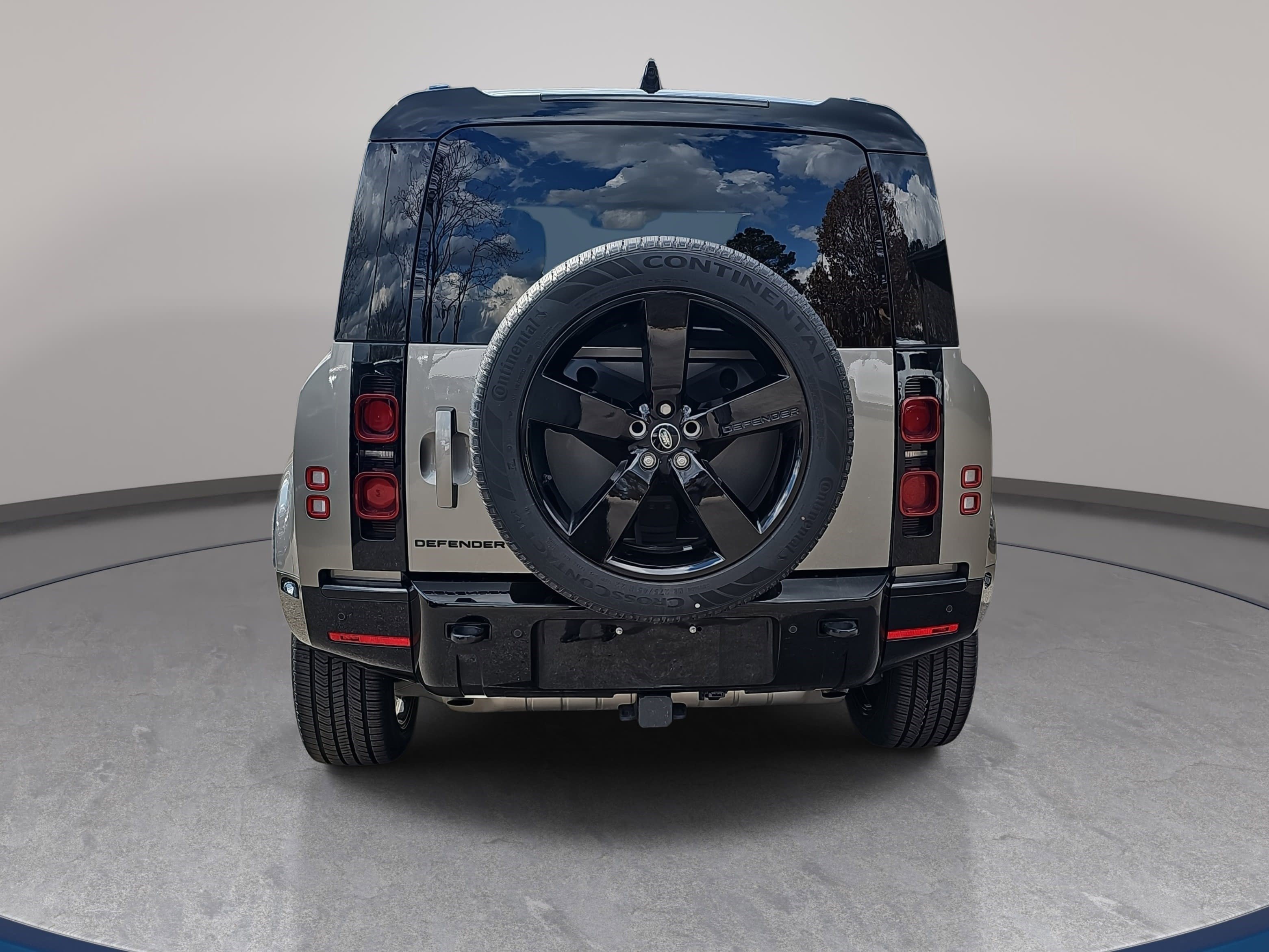 Used 2024 Land Rover Defender 110 X-Dynamic SE image 6