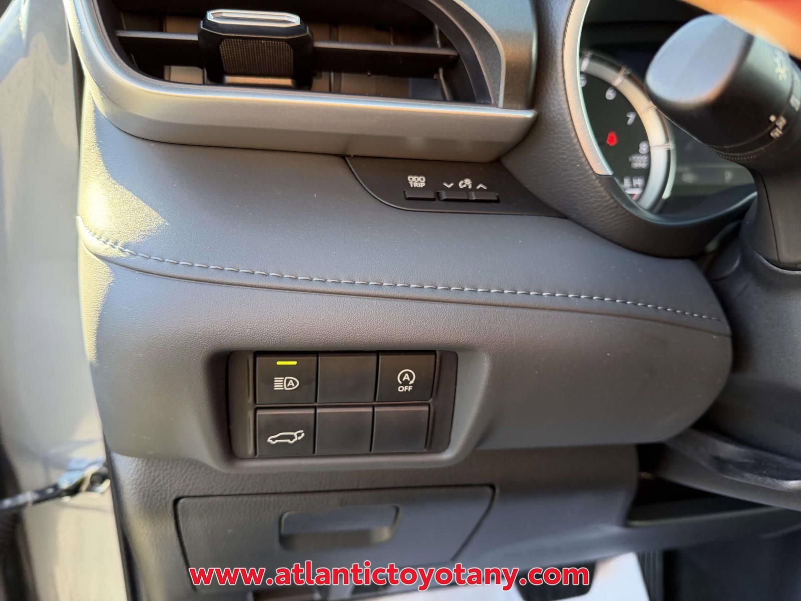 Used 2023 Toyota Highlander XLE AWD/4WD image 25