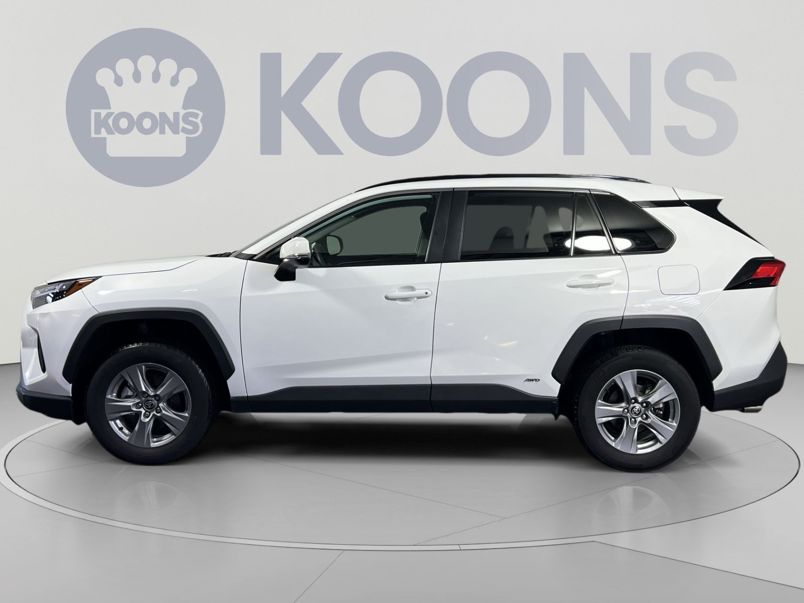 Used 2025 Toyota RAV4 XLE AWD/4WD image 2