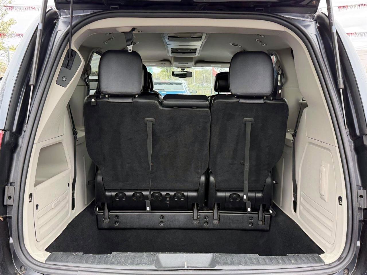 Used 2013 Chrysler Town & Country Touring-L w/ Driver Convenience Group FWD image 7