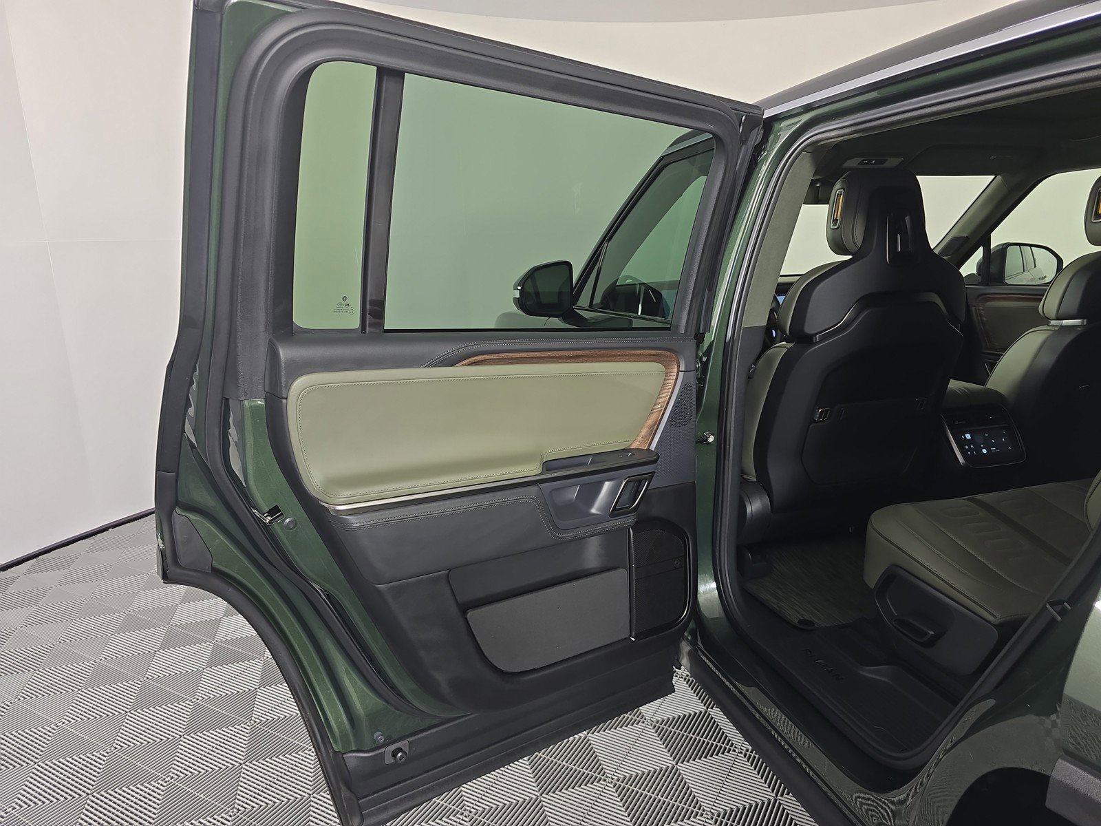 Used 2024 Rivian R1S Adventure AWD/4WD image 17